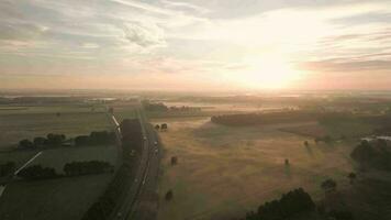 aérien vue de une Autoroute dans le brouillard video