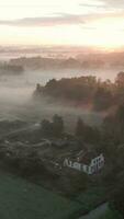 aéreo ver de casa de Campo en el niebla a amanecer video