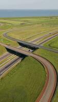 Antenne Aussicht von das Autobahn mit das Ozean im das Hintergrund video