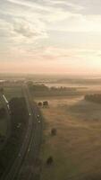 Antenne Aussicht von ein Autobahn im das Nebel video