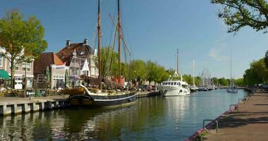 ein Boot ist angedockt im das Wasser in der Nähe von ein Dock video