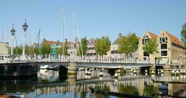 Boote sind angedockt im ein Kanal in der Nähe von ein Brücke video