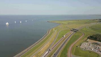 aéreo ver de el autopista y el mar video