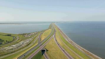 antenne visie van de snelweg en de zee video