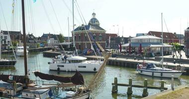 een boot is aangemeerd in de water in de buurt een dok video