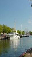 een boot is aangemeerd in de water in de buurt een dok video