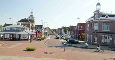 een stad- plein met een klok toren, een kerk en een ophaalbrug video