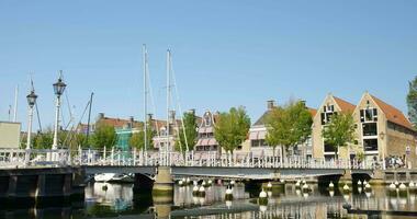 brique bâtiment avec pont dans de face de il video