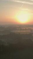 een zonsopkomst over- een mistig landschap video