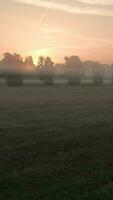 een zonsopkomst over- een mistig landschap video