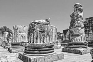 antiguo restos de el antiguo templo de Apolo en didim, Turquía en un caliente verano día foto