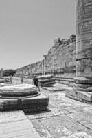 antiguo restos de el antiguo templo de Apolo en didim, Turquía en un caliente verano día foto