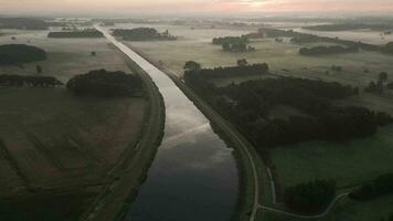 Antenne Aussicht von ein Fluss und Felder beim Sonnenaufgang video