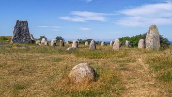 vikingo Roca Embarcacion entierro en tierra isla, gettlinge, Suecia foto