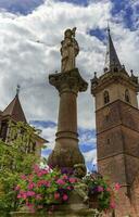 santa odile fuente y torre de capilla en Obernai aldea, alsacia, Francia foto