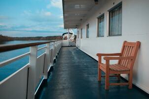 de madera sillas en el cubierta de crucero transatlántico foto