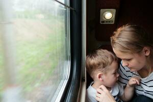 madre e hijo en un viaje en tren foto