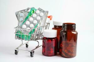 compras carretilla con ampolla píldora y cápsula desde fármaco prescripción, farmacia para tratamiento salud medicamento. foto