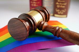 mazo para juez abogado con bandera del arco iris del corazón, símbolo del mes del orgullo lgbt. foto