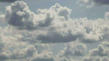 cumulus wolken tijd vervallen achtergrond. luchten landschap. meerdere uitbreiden wolken dynamisch beweging. video