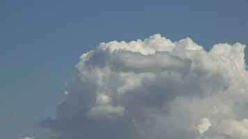 Kumulus Wolken Blau Himmel Zeit Ablauf Hintergrund. Himmel Landschaft. mehrere expandieren Wolken dynamisch Bewegung. video