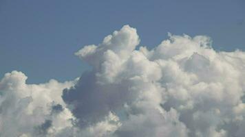 Kumulus Wolken Blau Himmel Zeit Ablauf Hintergrund. Himmel Landschaft. mehrere expandieren Wolken dynamisch Bewegung. video