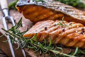 A la parrilla salmón filete con vegetal y hierbas. foto