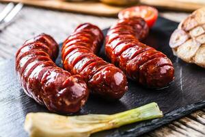 asado salchichas con vegetal y sequía cerveza. foto