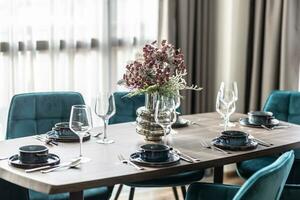 comida habitación con de madera mesa y azul sillas piso en moderno Departamento foto