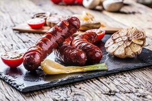 asado salchichas con vegetal y sequía cerveza. foto