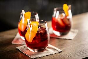 negroni clásico cóctel y Ginebra corto bebida con dulce Vermut, rojo amargo licor y seco naranja adornar foto