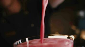 barman verser cocktail dans verre video