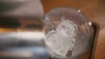 barman adicionando gelo para coquetel vidro video