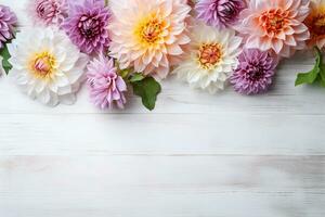 dalia flores en blanco de madera fondo, floral plano poner. san valentin, De las mujeres, madres día, cumpleaños o Boda concepto. parte superior vista. Copiar espacio. generado ai. foto