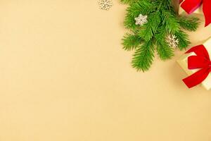 Navidad plano laico con regalo cajas y rojo cinta decoración, Navidad árbol ramas en arte papel antecedentes. festivo estilizado Bosquejo composición. parte superior vista. Copiar espacio. foto