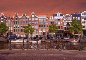 típico edificios, canal y bicicletas en Ámsterdam, Países Bajos foto