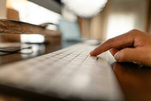 manos trabajando en ordenador portátil computadora y Internet ,blanco pantalla foto