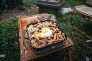 frito huevos y A la parrilla Cerdo en un cámping pan foto