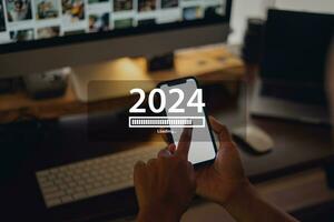 nuevo año 2024 celebracion concepto, teléfono inteligente y trabajo escritorio a hogar antecedentes foto
