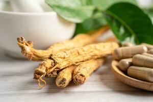 ginseng, hierba vegetal seca. comida sana comida de exportación famosa en el país de corea. foto