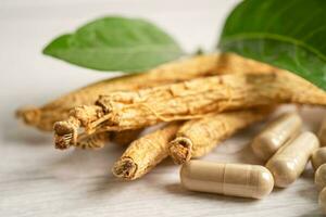 ginseng, hierba vegetal seca. comida sana comida de exportación famosa en el país de corea. foto