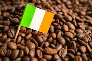 Bandera de irlanda en grano de café, concepto de comercio en línea de comercio de importación y exportación. foto