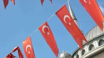 niedrig Winkel Aussicht von Türkisch Flagge gegen Himmel. video