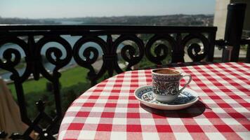 en kopp av turkiska kaffe på tabell video