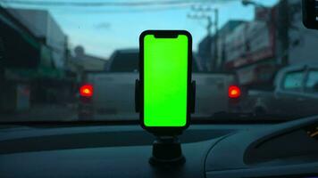 telefone verde tela dentro carro. Smartphone verde tela em carro video