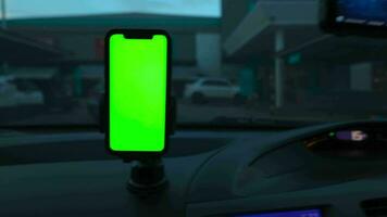 Telefono verde schermo nel macchina. smartphone verde schermo su auto video