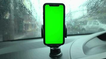 telefone verde tela dentro carro. Smartphone verde tela em carro video