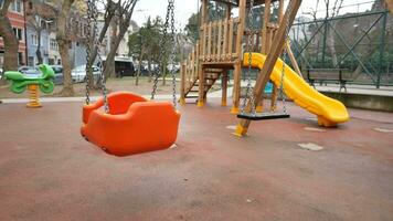 avvicinamento di un' bambino swing nel il terreno di gioco video