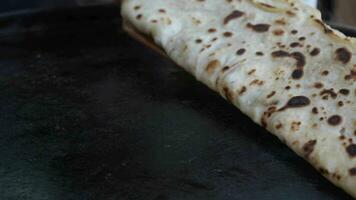 cuisine turc aliments. Pita pain est cuit sur le rue. video