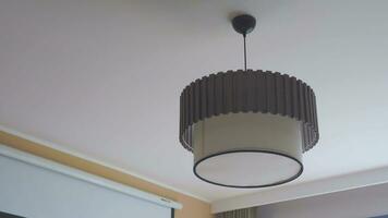draaien licht Aan en uit plafond lamp hangende in een kamer , video